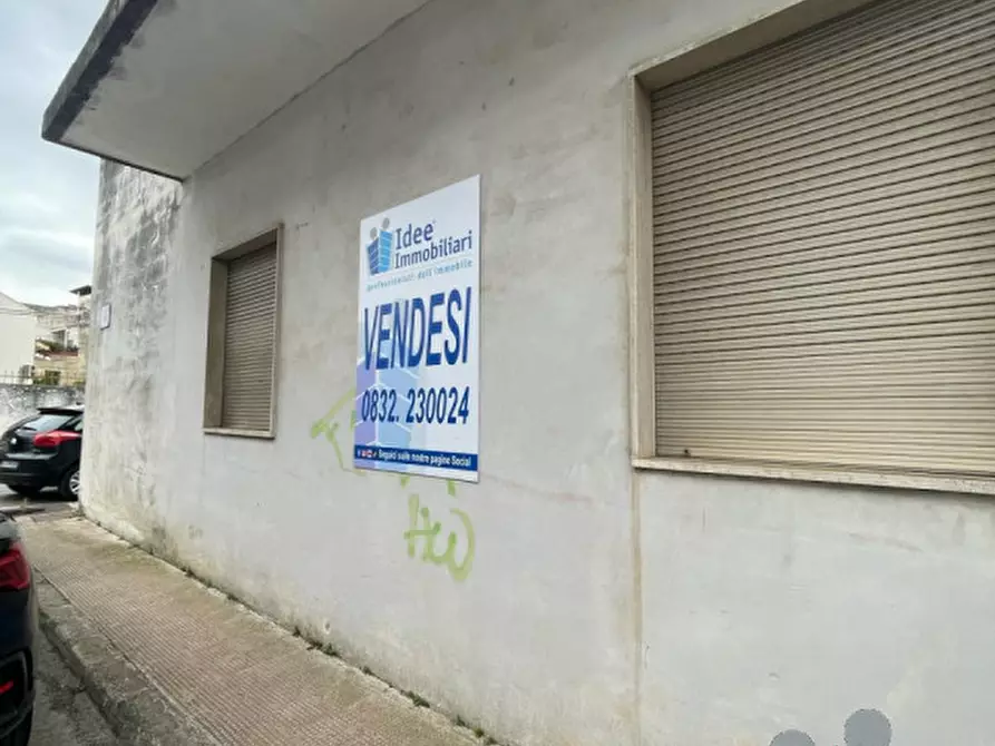 Immagine 2 di Palazzo in vendita  in via puglia angolo via abbruzzi a San Cesario Di Lecce