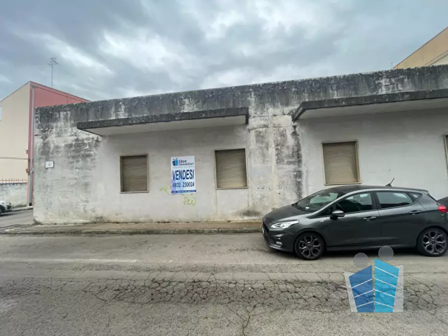 Immagine 3 di Palazzo in vendita  in via puglia angolo via abbruzzi a San Cesario Di Lecce