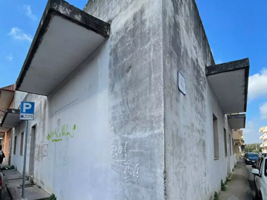 Immagine 44 di Palazzo in vendita  in via puglia angolo via abbruzzi a San Cesario Di Lecce