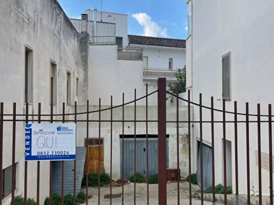 Immagine 46 di Palazzo in vendita  in via puglia angolo via abbruzzi a San Cesario Di Lecce