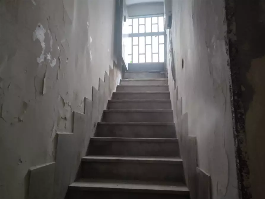 Immagine 2 di Attività commerciale in affitto  in Piazzetta De Donno a Napoli