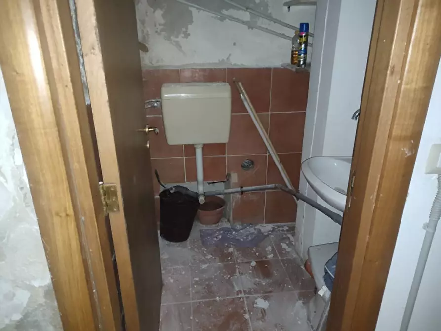 Immagine 3 di Attività commerciale in affitto  in Piazzetta De Donno a Napoli