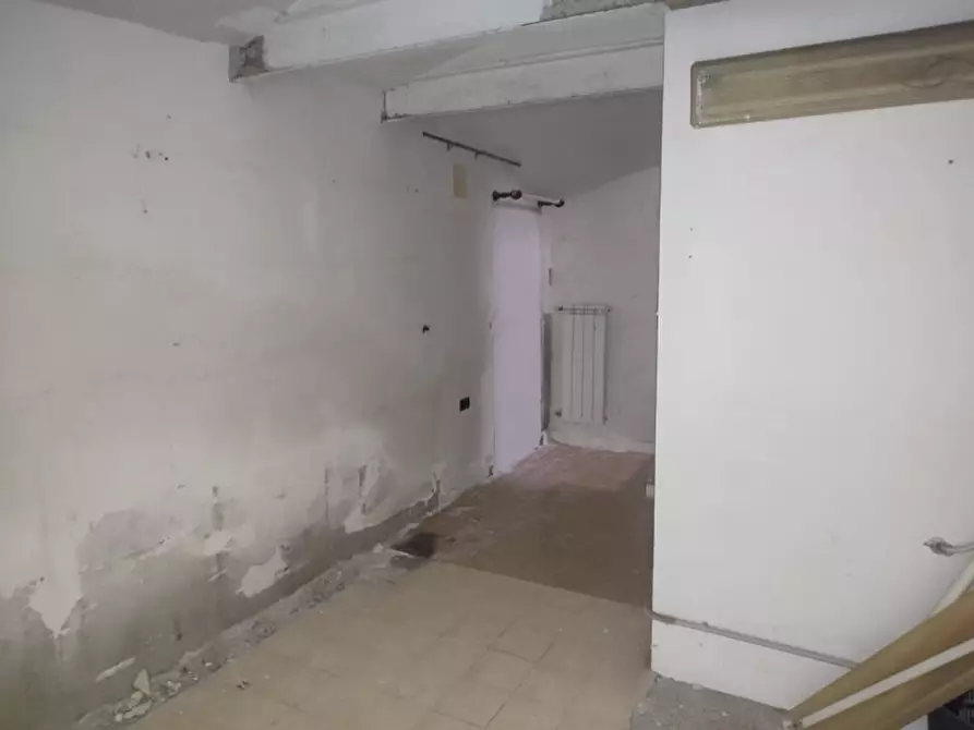 Immagine 4 di Attività commerciale in affitto  in Piazzetta De Donno a Napoli