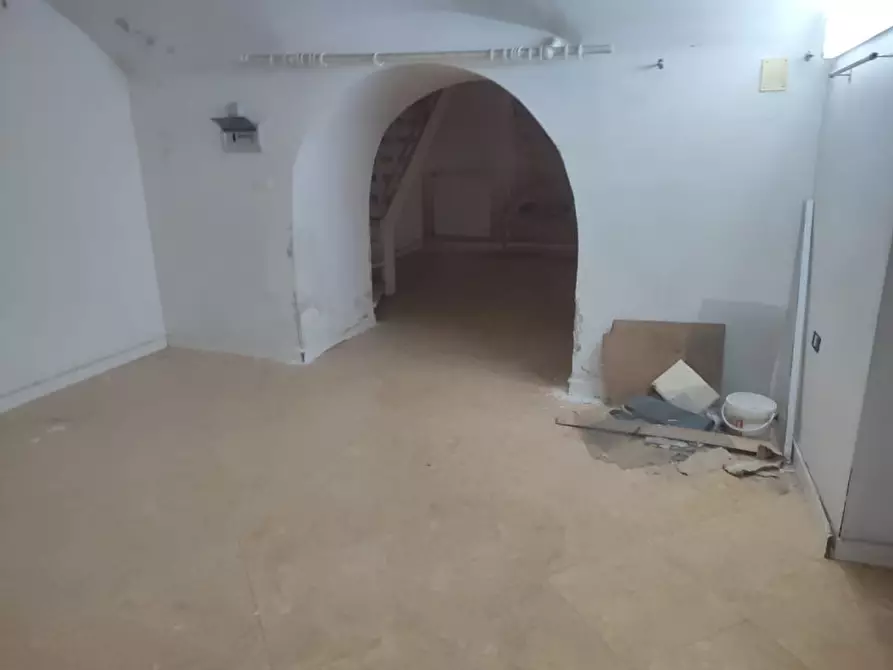 Immagine 12 di Attività commerciale in affitto  in Piazzetta De Donno a Napoli