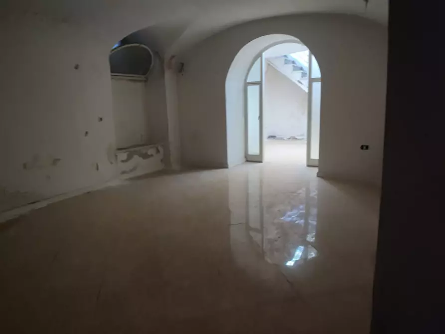 Immagine 17 di Attività commerciale in affitto  in Piazzetta De Donno a Napoli