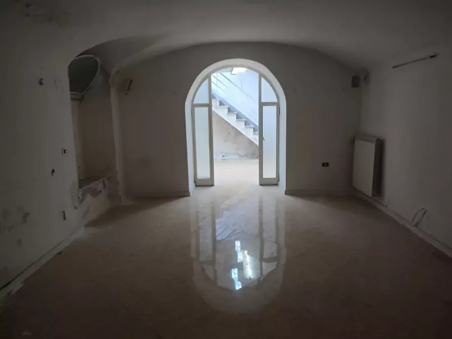 Immagine 19 di Attività commerciale in affitto  in Piazzetta De Donno a Napoli