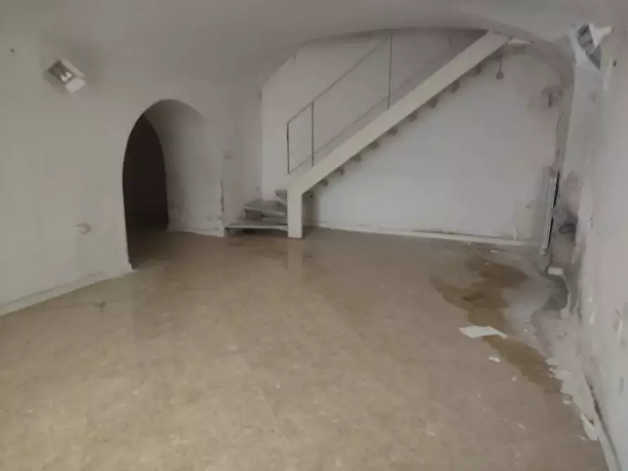 Immagine 21 di Attività commerciale in affitto  in Piazzetta De Donno a Napoli