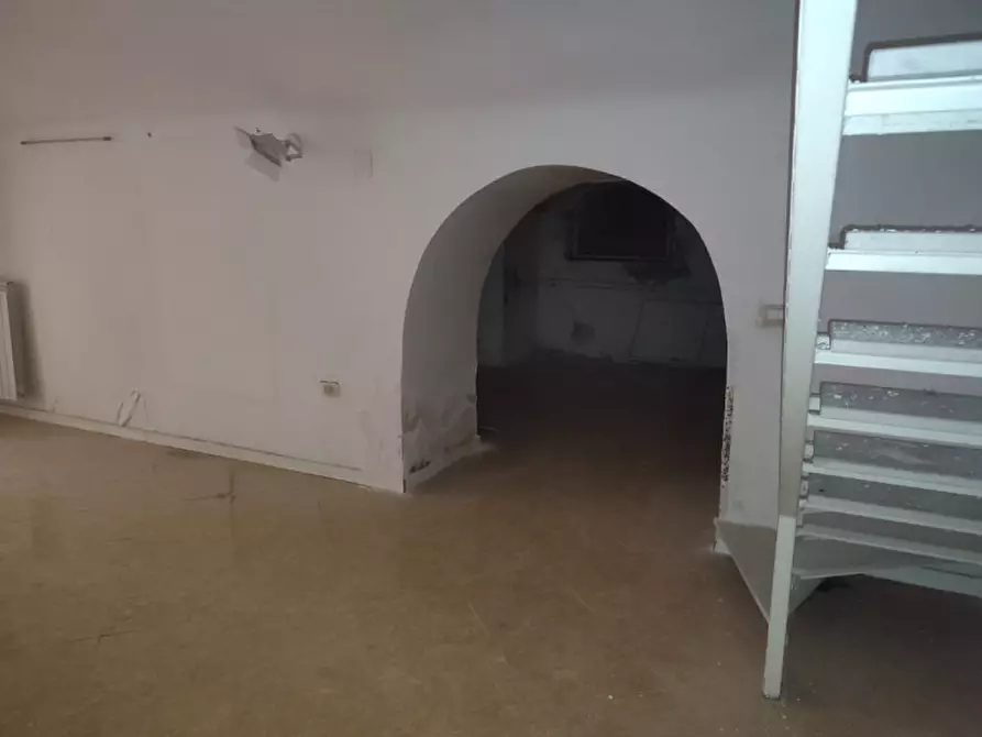 Immagine 22 di Attività commerciale in affitto  in Piazzetta De Donno a Napoli