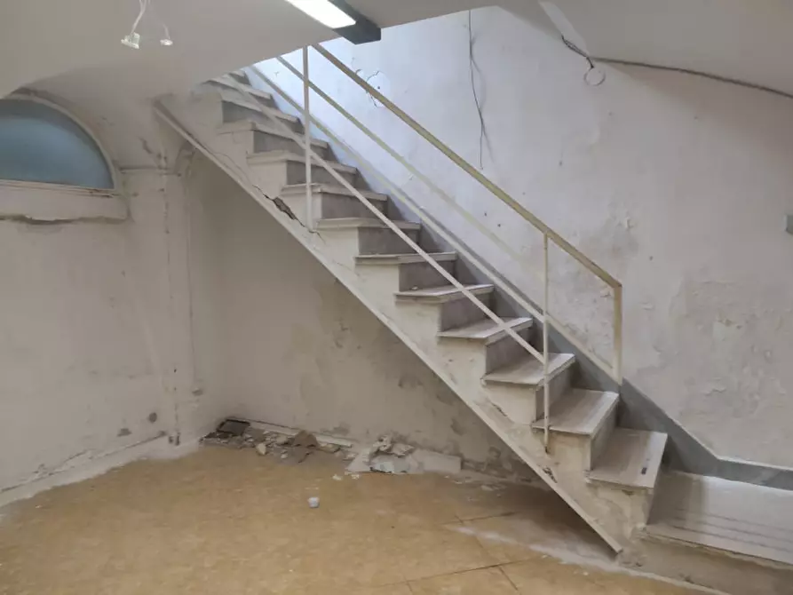 Immagine 26 di Attività commerciale in affitto  in Piazzetta De Donno a Napoli