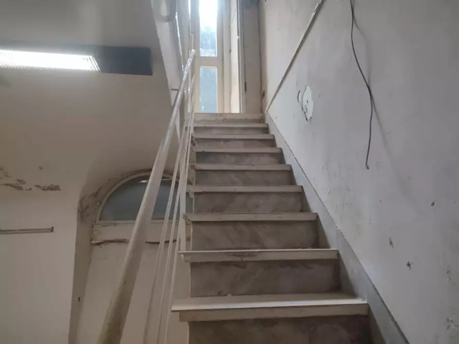 Immagine 28 di Attività commerciale in affitto  in Piazzetta De Donno a Napoli