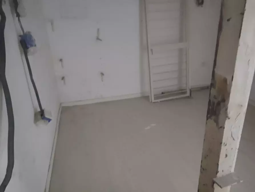 Immagine 29 di Attività commerciale in affitto  in Piazzetta De Donno a Napoli