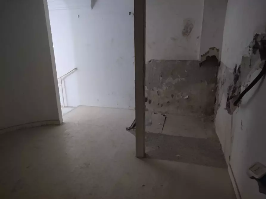 Immagine 30 di Attività commerciale in affitto  in Piazzetta De Donno a Napoli