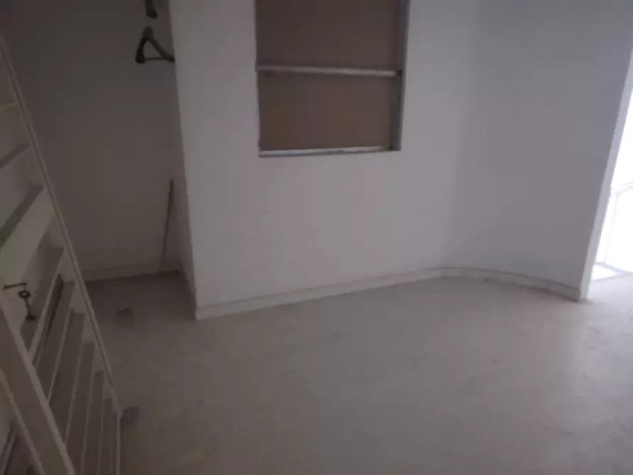 Immagine 31 di Attività commerciale in affitto  in Piazzetta De Donno a Napoli