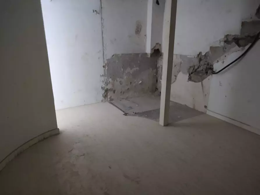 Immagine 34 di Attività commerciale in affitto  in Piazzetta De Donno a Napoli