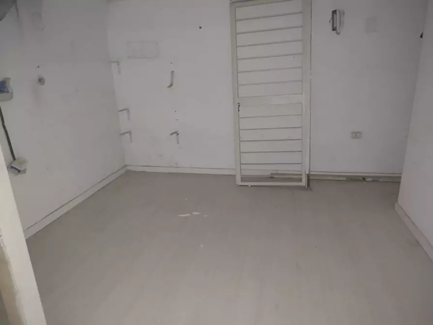 Immagine 36 di Attività commerciale in affitto  in Piazzetta De Donno a Napoli