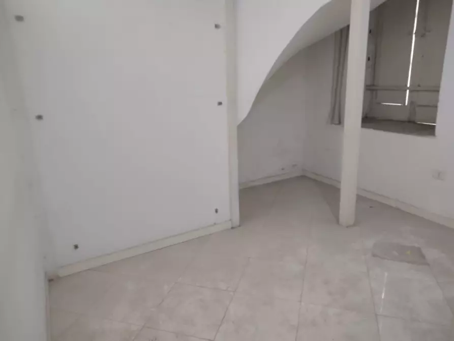 Immagine 40 di Attività commerciale in affitto  in Piazzetta De Donno a Napoli
