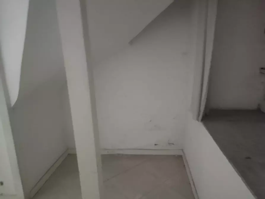Immagine 41 di Attività commerciale in affitto  in Piazzetta De Donno a Napoli