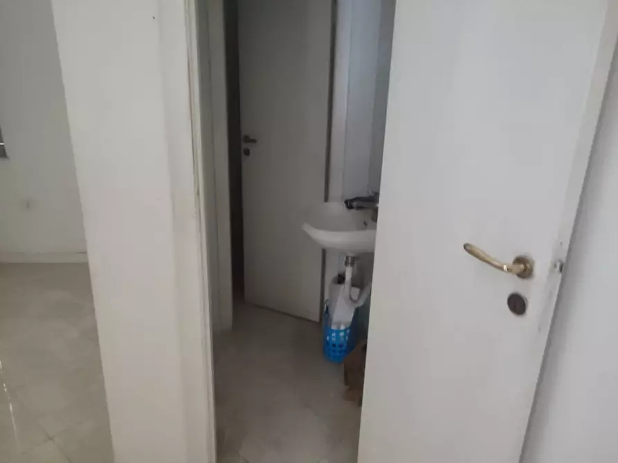 Immagine 45 di Attività commerciale in affitto  in Piazzetta De Donno a Napoli