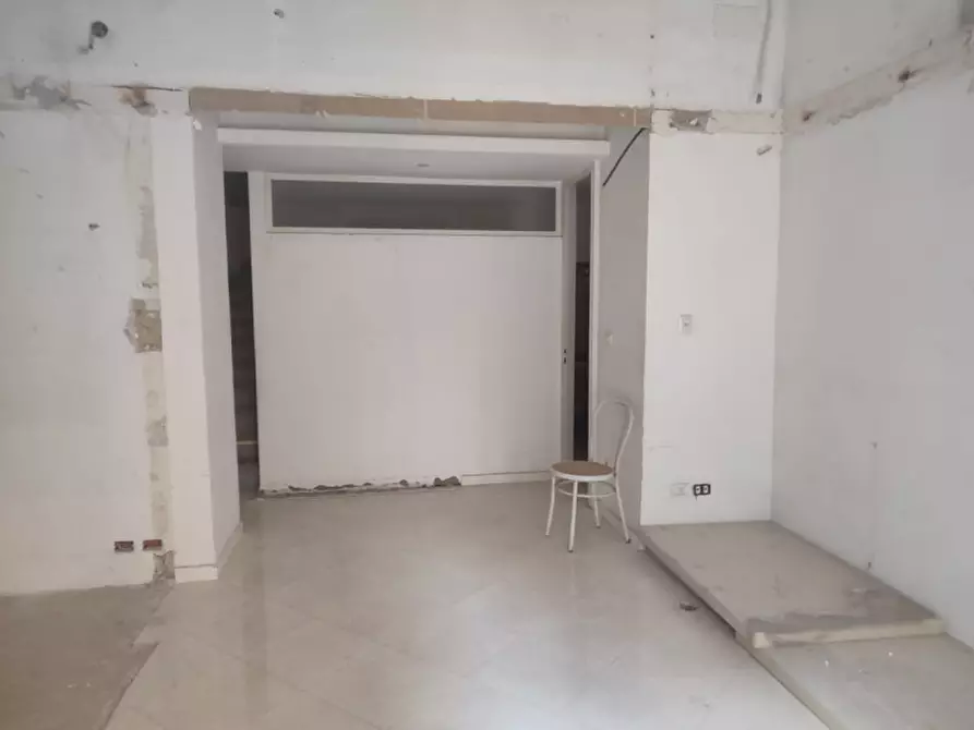 Immagine 47 di Attività commerciale in affitto  in Piazzetta De Donno a Napoli