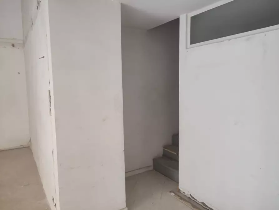 Immagine 49 di Attività commerciale in affitto  in Piazzetta De Donno a Napoli