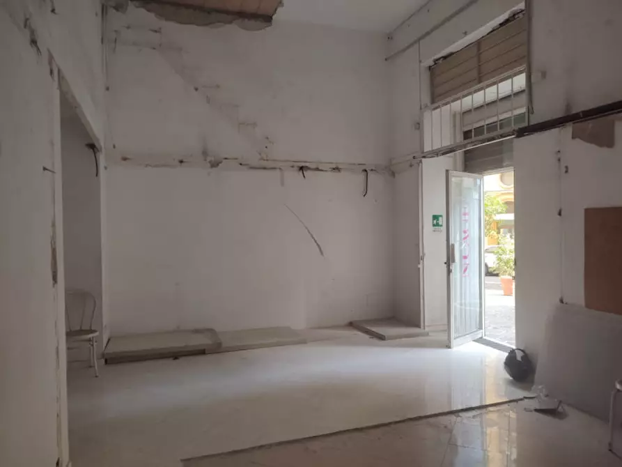 Immagine 56 di Attività commerciale in affitto  in Piazzetta De Donno a Napoli