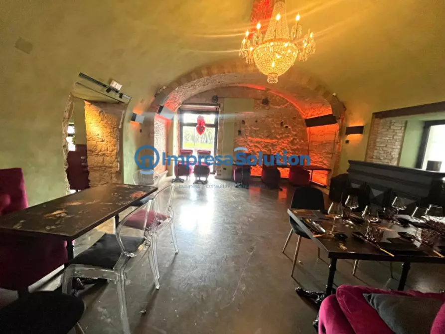 Immagine 10 di Attività commerciale in affitto  in Via Riviera Di Chiaia a Napoli