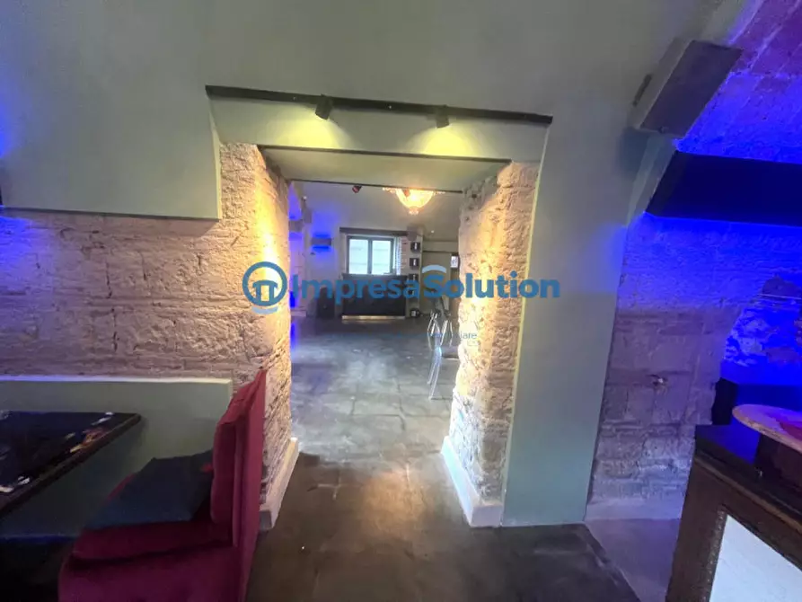 Immagine 11 di Attività commerciale in affitto  in Via Riviera Di Chiaia a Napoli