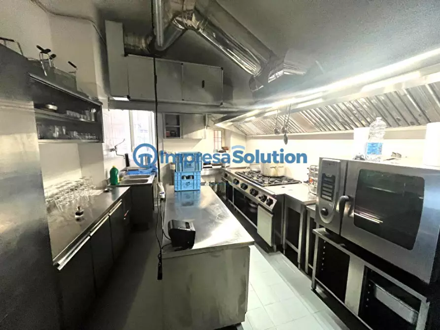 Immagine 14 di Attività commerciale in affitto  in Via Riviera Di Chiaia a Napoli