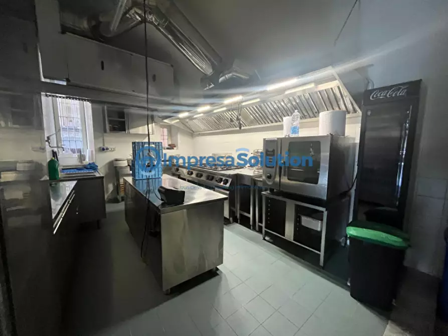 Immagine 15 di Attività commerciale in affitto  in Via Riviera Di Chiaia a Napoli