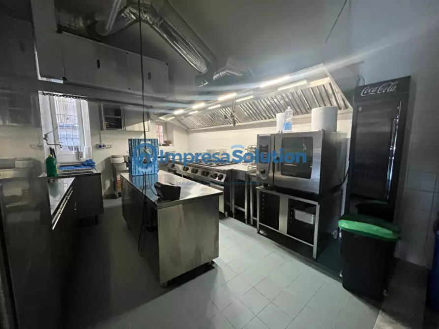 Immagine 16 di Attività commerciale in affitto  in Via Riviera Di Chiaia a Napoli