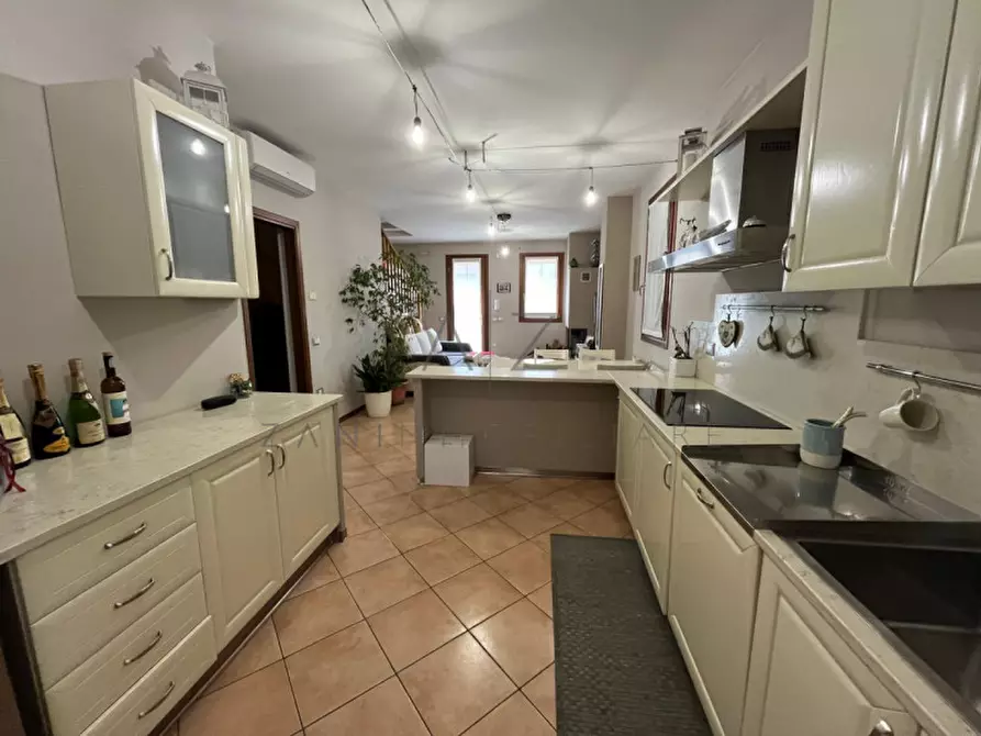 Immagine 2 di Villetta a schiera in vendita  in Via Giacomo Puccini a Asolo