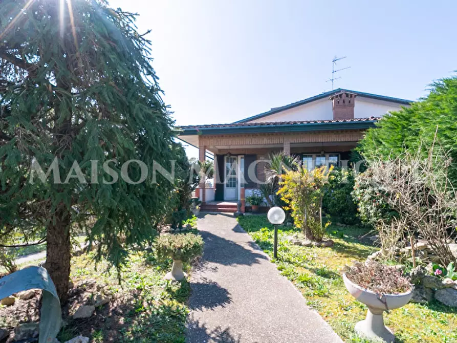 Immagine 1 di Villa in vendita  in Via Argine Volano a Ferrara