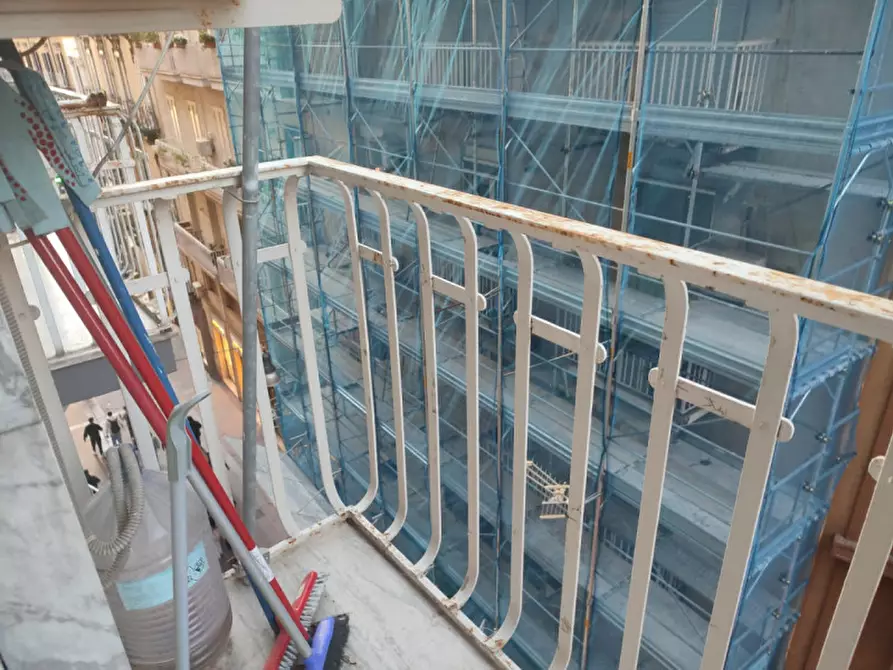 Immagine 19 di Appartamento in vendita  in Via Chiaia a Napoli