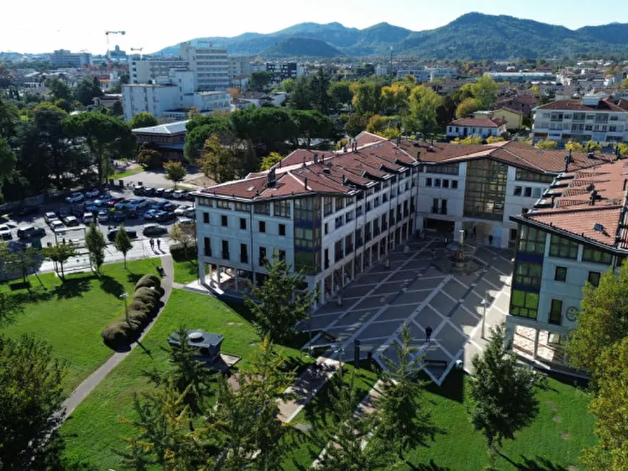 Immagine 61 di Attico in vendita  in via Alessandro Volta a Abano Terme