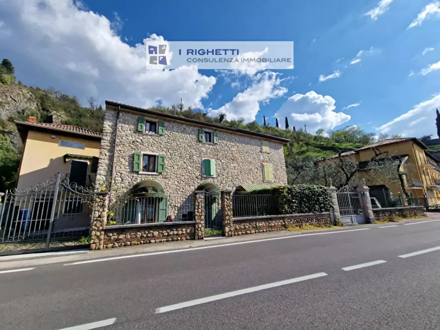 Immagine 2 di Villetta a schiera in vendita  in Loc. La Pozza a Torri Del Benaco