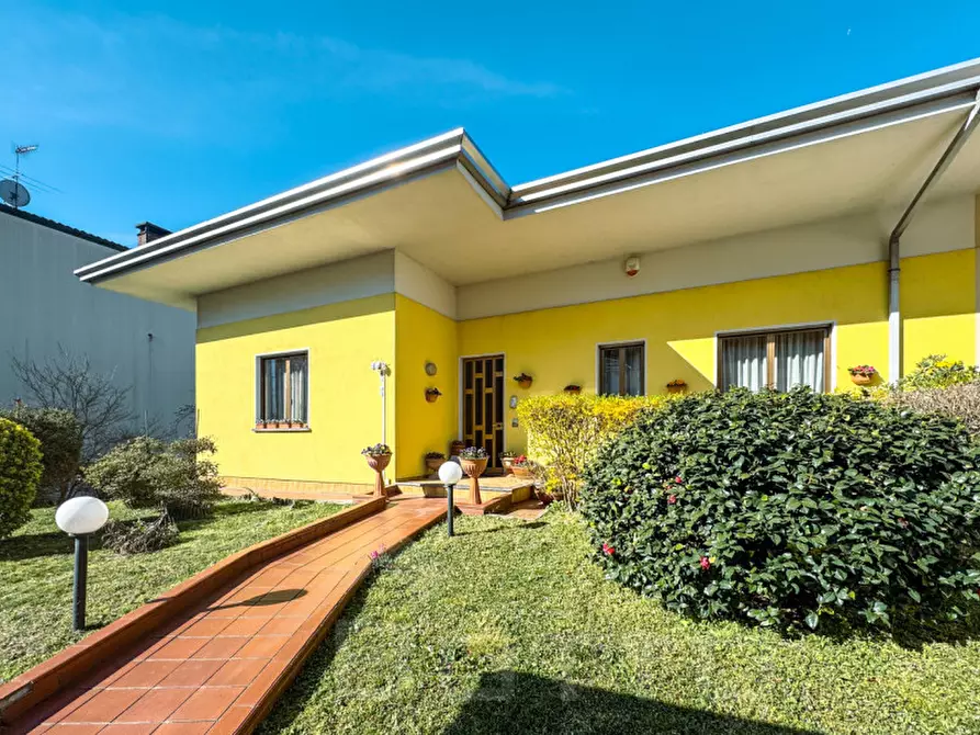 Immagine 1 di Casa bifamiliare in vendita  in via bescapè 26 a Borgomanero