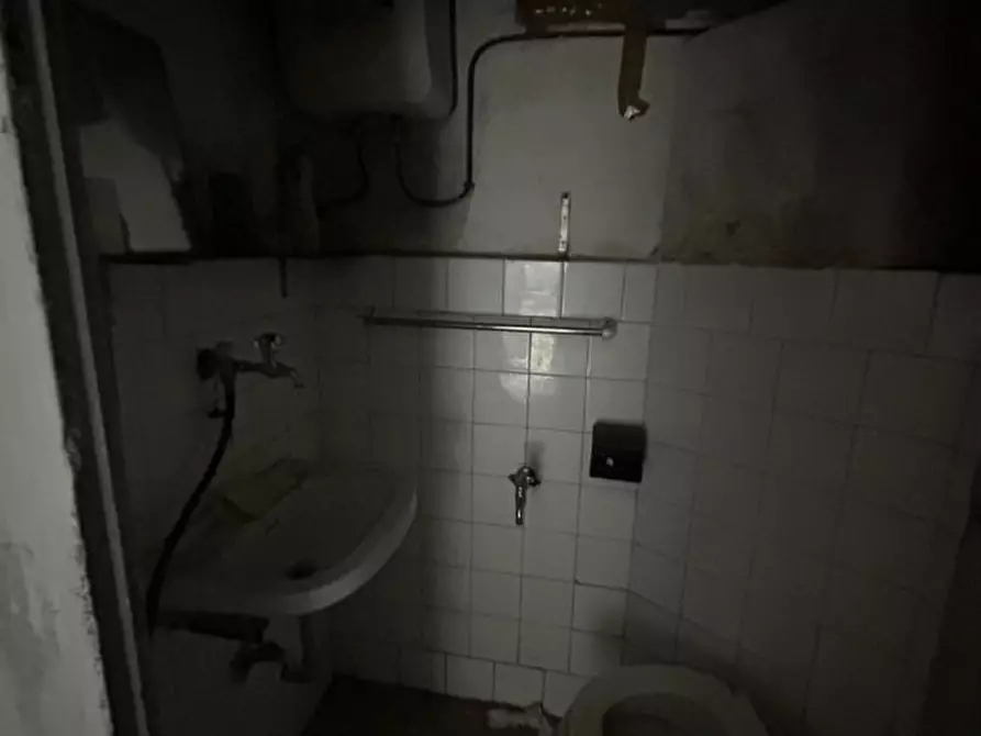 Immagine 12 di Negozio in affitto  in Via Salaria a Roma