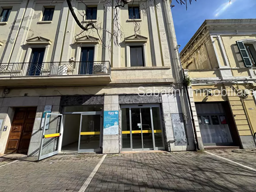 Immagine 1 di Negozio in affitto  in Viale Gabriele D'Annunzio, 25 a Pescara