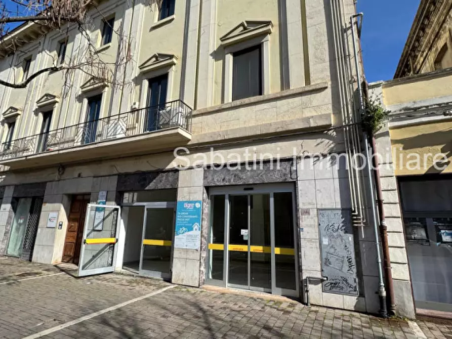 Immagine 2 di Negozio in affitto  in Viale Gabriele D'Annunzio, 25 a Pescara