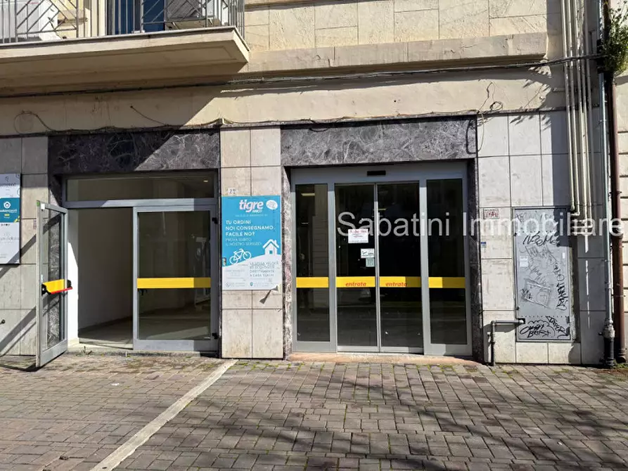 Immagine 3 di Negozio in affitto  in Viale Gabriele D'Annunzio, 25 a Pescara