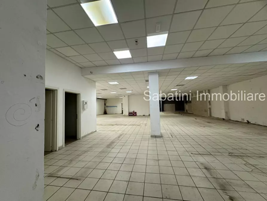 Immagine 4 di Negozio in affitto  in Viale Gabriele D'Annunzio, 25 a Pescara