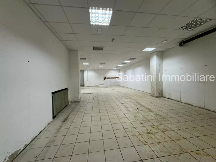 Immagine 5 di Negozio in affitto  in Viale Gabriele D'Annunzio, 25 a Pescara