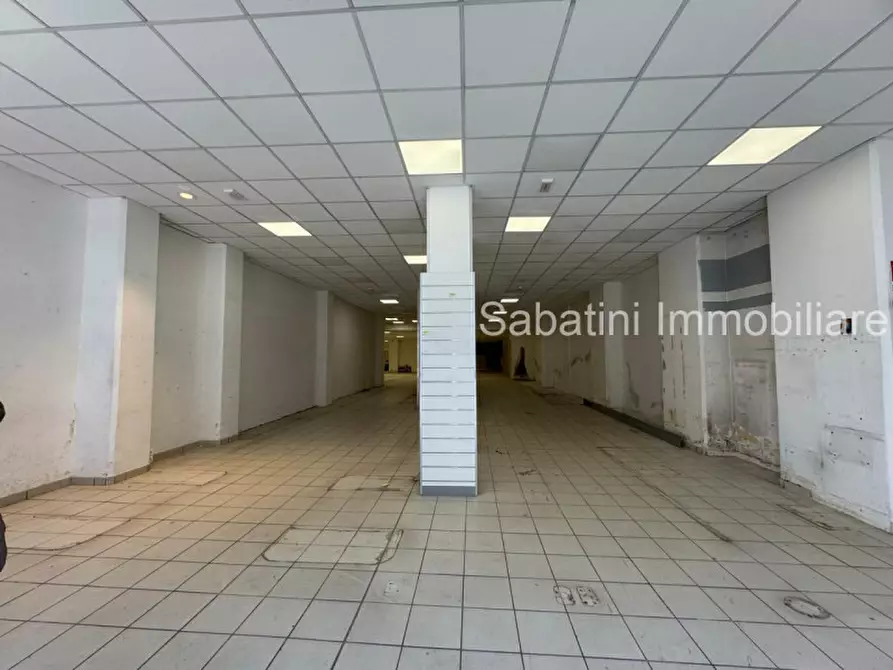 Immagine 7 di Negozio in affitto  in Viale Gabriele D'Annunzio, 25 a Pescara
