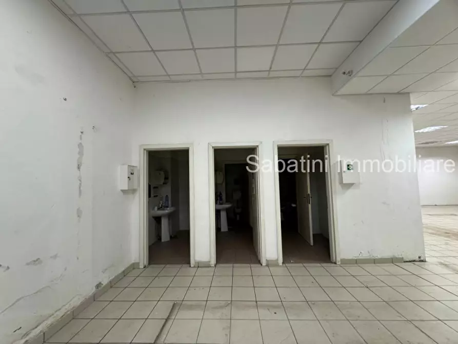 Immagine 10 di Negozio in affitto  in Viale Gabriele D'Annunzio, 25 a Pescara