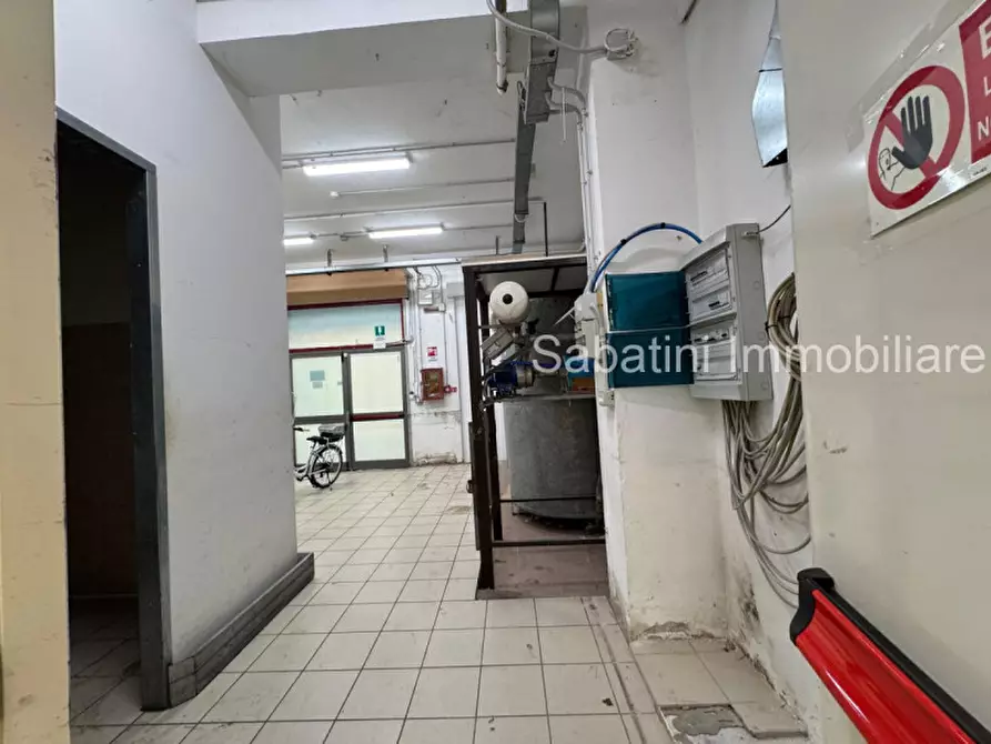 Immagine 11 di Negozio in affitto  in Viale Gabriele D'Annunzio, 25 a Pescara