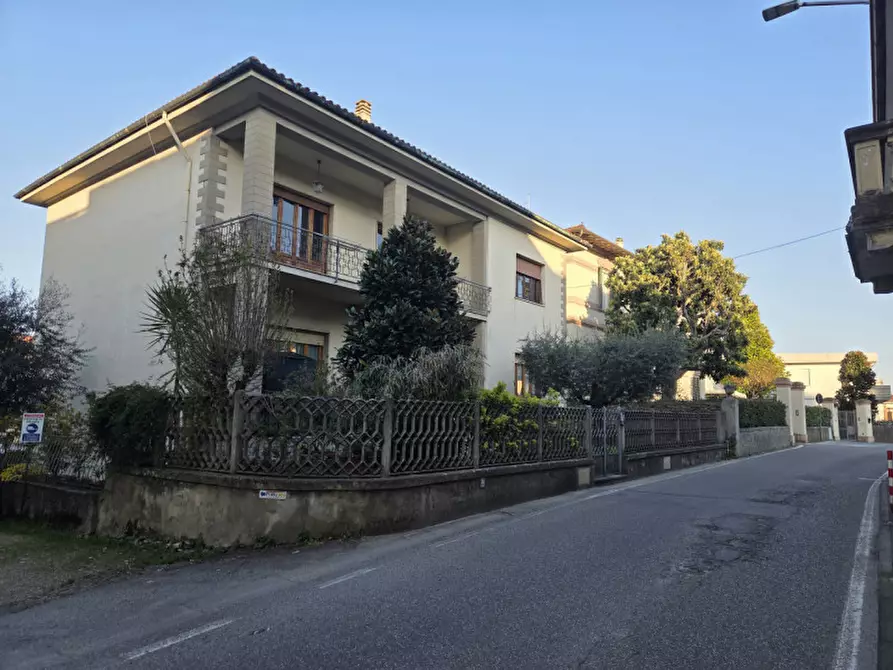 Immagine 1 di Casa bifamiliare in vendita  in Via Castruccio Castracane a Lastra A Signa