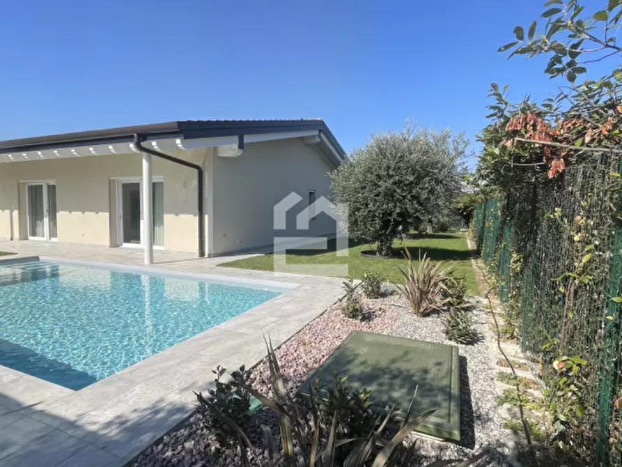 Immagine 1 di Villa in vendita  in corso europa a Manerba Del Garda