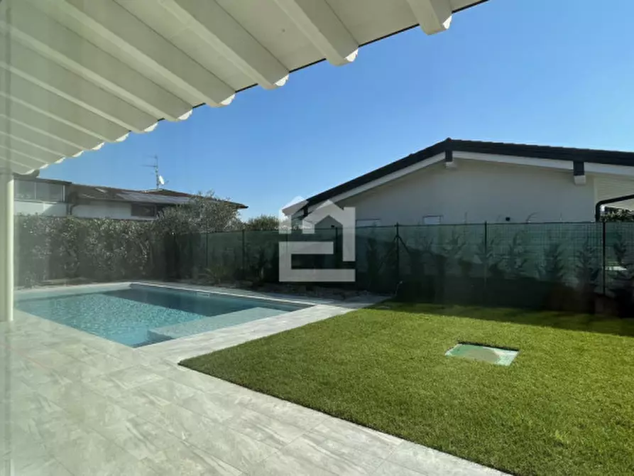 Immagine 11 di Villa in vendita  in corso europa a Manerba Del Garda