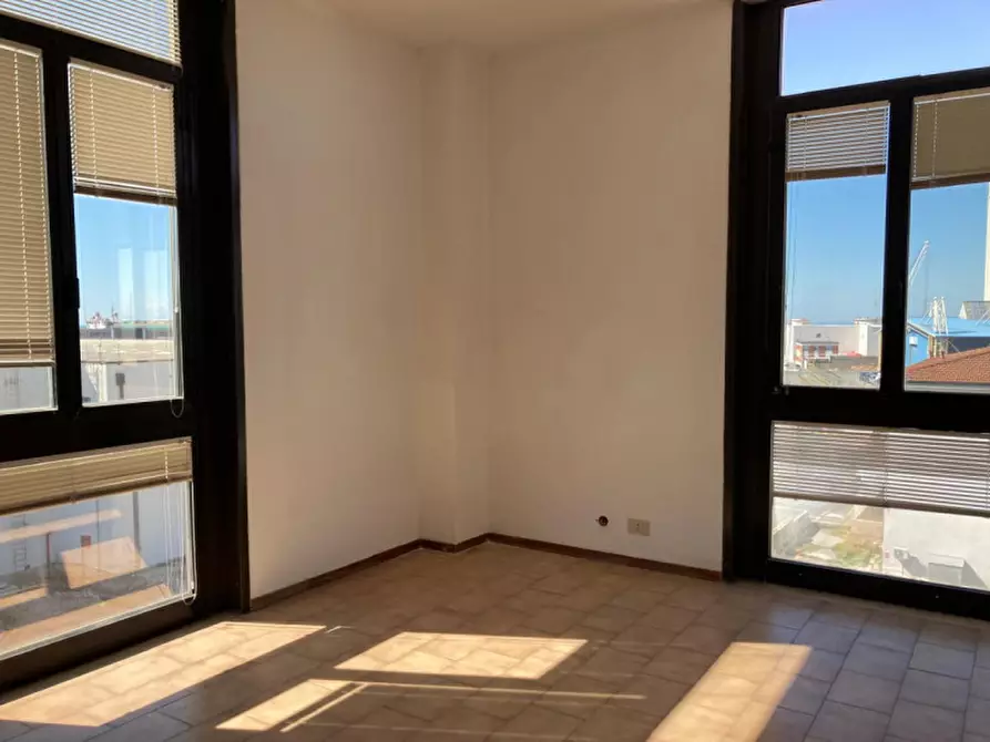 Immagine 3 di Attività commerciale in affitto  in Via Donegani a Livorno