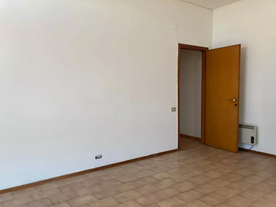 Immagine 3 di Attività commerciale in affitto  in Via Donegani a Livorno